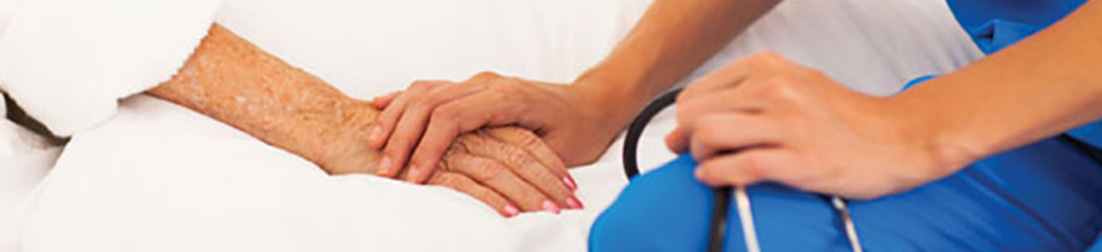enfermera agarrando la mano a un paciente