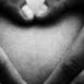 manos en forma de corazon en la barriga de una mujer embarazada